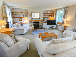 Spacious detached home sleeps 6 adults 2 children